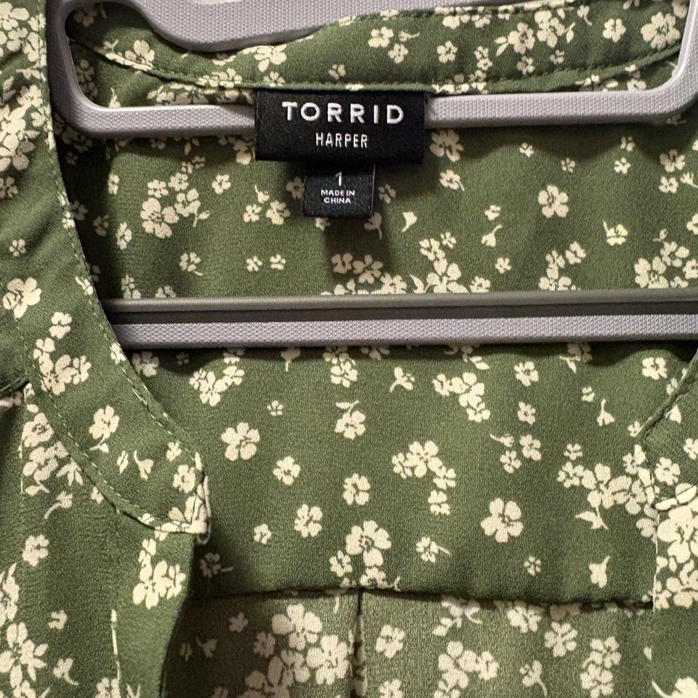 Torrid olive green Floral Blouse with light beige flowers size 1+ - Picture 3 of 3